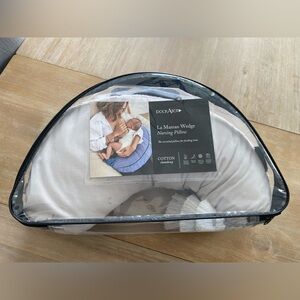 Nursing Pillow. 
La Maman Wedge - Fog Grey
Chambray.